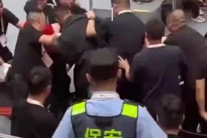 苏群透露：拿球砸杨瀚森球迷是一名16岁高中生，已被批评教育